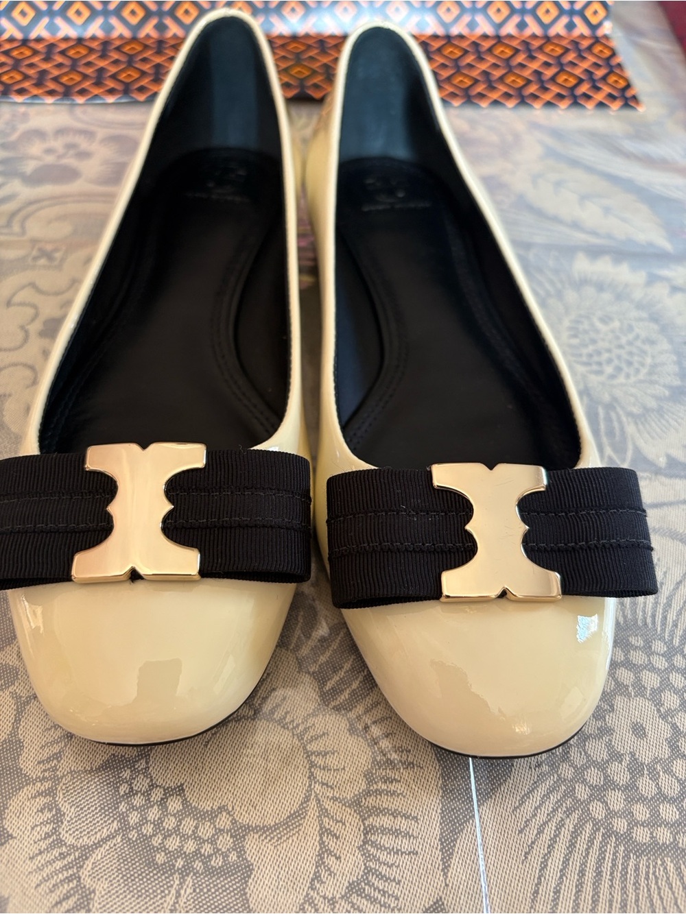 Tory Burch Bleach/Black Gemini Link Bow low heel.